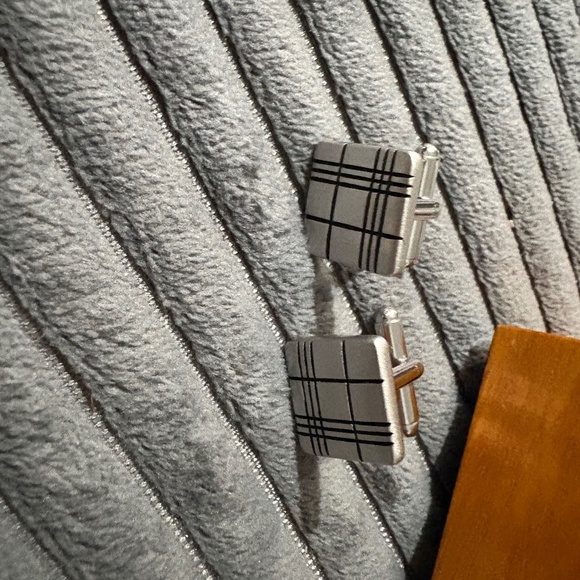 New Burberry cufflinks - Picture 1 of 1
